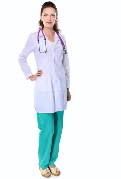 Retrato de una joven doctora con una bata blanca de pie en el hospital — Foto de Stock