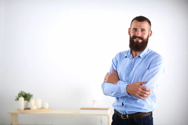 Retrato de hombre guapo de pie, aislado sobre fondo gris —  Fotos de Stock