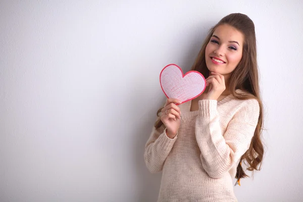 Retrato de una joven hermosa mujer mostrando una tarjeta de regalo. Día de San Valentín — Foto de Stock