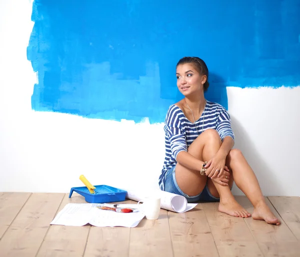 Retrato de pintora sentada no chão após a pintura — Fotografia de Stock