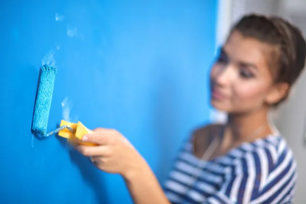 Feliz hermosa joven mujer haciendo pintura de pared — Foto de Stock