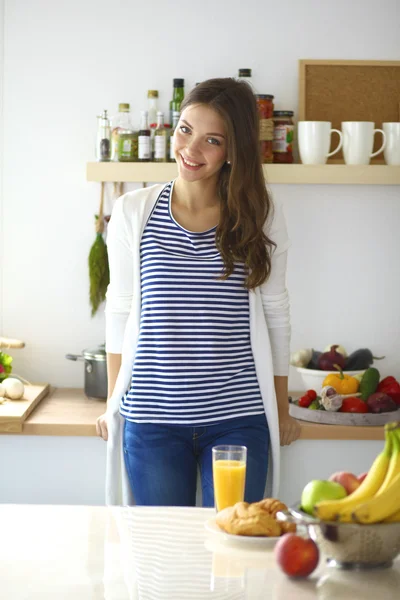 Porträtt av en vacker kvinna som håller glas med välsmakande juice — Stockfoto