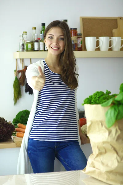 Junge Frau hält Einkaufstüte mit Gemüse — Stockfoto