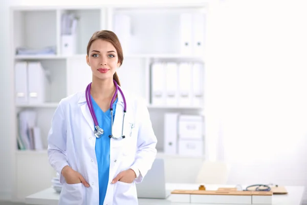 Portrait de jeune femme médecin avec manteau blanc debout à l'hôpital — Photo