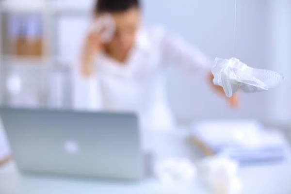 Gestresste Geschäftsfrau sitzt am Schreibtisch im Büro — Stockfoto