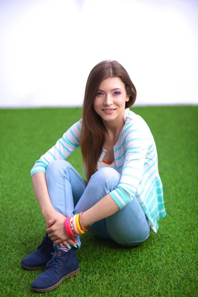 Vrouw lezing boek zit op het groene gras — Stockfoto