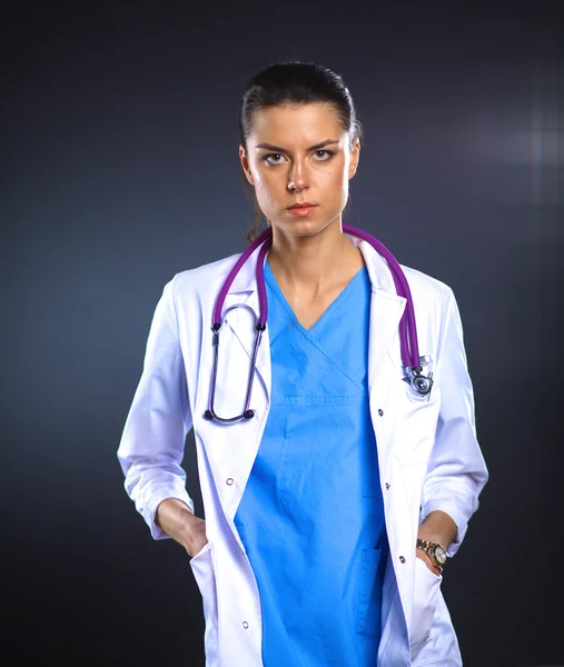 Jeune médecin femme avec stéthoscope isolé sur gris — Photo