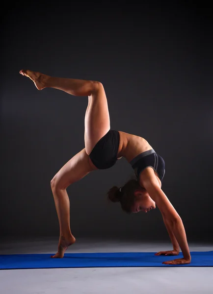 Germe egzersiz yoga yaparken spor kız portresi — Stok fotoğraf