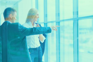 Başarılı iş takım ayakta Office gülümseyen