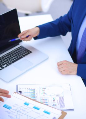 İş adamları iş toplantısında oturup tartışıyor.