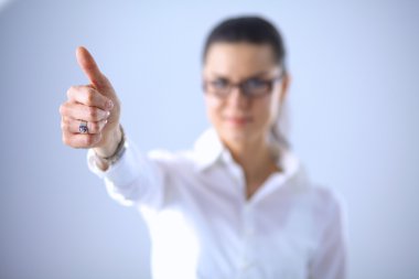 Beyaz arka planda izole edilmiş genç bir kadın iyi görünüyor.