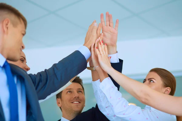 Üzletemberek a kezüket együtt egy kört — Stock Fotó