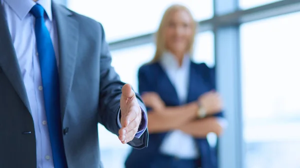 Jonge zakenman klaar om handdruk staande in office — Stockfoto