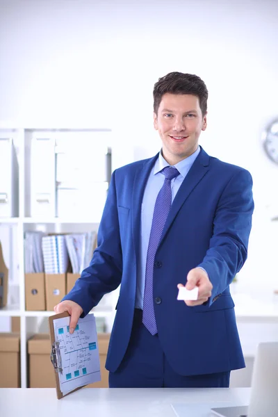 Geschäftsmann oder Manager stehen im Büro an seinem Schreibtisch — Stockfoto