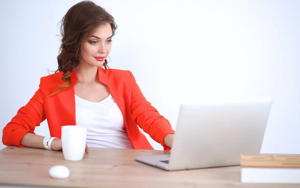 Belle femme assise au bureau, travaillant avec un ordinateur portable — Photo