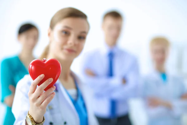 Doctora con estetoscopio que sostiene el corazón — Foto de Stock