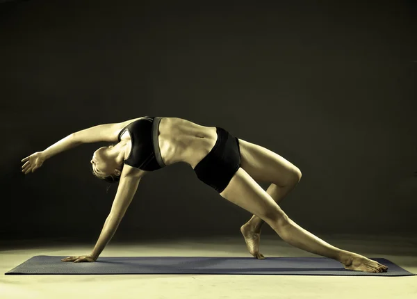 Ritratto di ragazza sportiva che fa esercizio di stretching yoga — Foto Stock