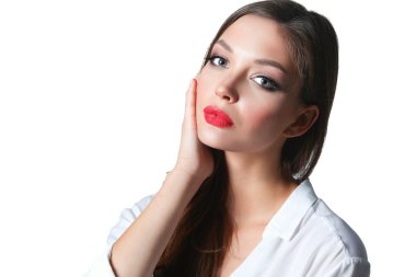 Güzel genç kadın portresi. Beyaz arka plan üzerinde izole