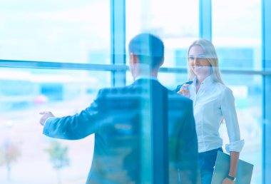 Başarılı iş takım ayakta Office gülümseyen