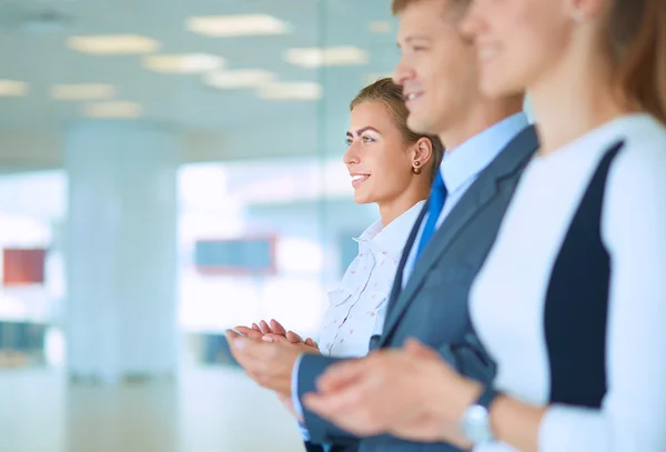 Gente de negocios sonrientes aplaudiendo una buena presentación en la oficina —  Fotos de Stock