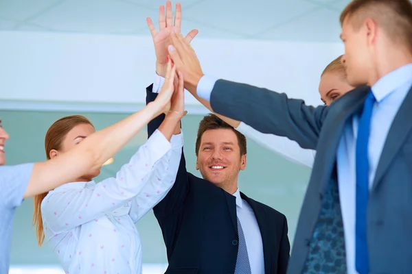 Mensen uit het bedrijfsleven met hun handen samen in een cirkel — Stockfoto