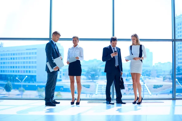 Sorrindo equipe de negócios de sucesso em pé no escritório — Fotografia de Stock