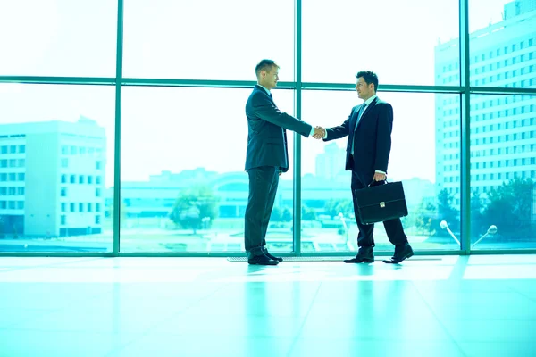 Full length image of two successful business men shaking hands with each other — Stock Photo, Image