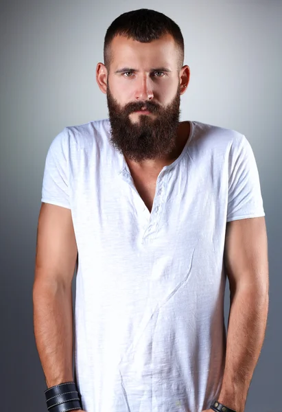 Retrato de homem bonito em pé, isolado sobre fundo cinza — Fotografia de Stock