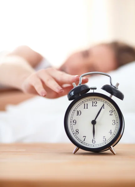 Giovane donna addormentata e sveglia in camera da letto a casa — Foto Stock