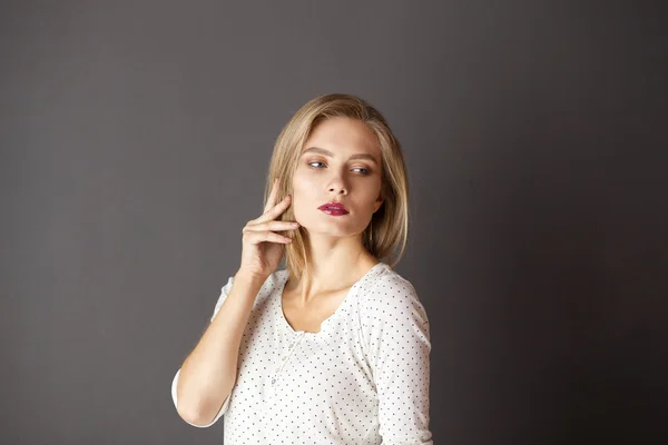 Portret van mooie jonge vrouw. Geïsoleerd op witte achtergrond — Stockfoto