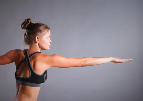 Retrato de chica deportiva haciendo ejercicio de estiramiento de yoga — Foto de Stock