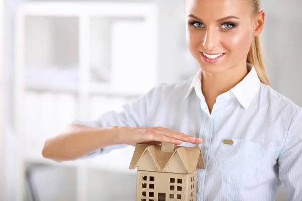 Portrait de femme architecte avec des plans au bureau — Photo