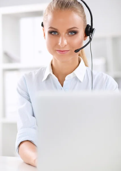 Retrato de primer plano de un agente de servicio al cliente sentado en la oficina — Foto de Stock