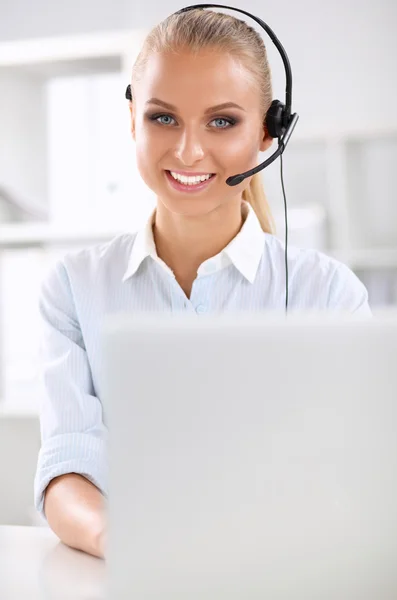 Retrato de primer plano de un agente de servicio al cliente sentado en la oficina — Foto de Stock