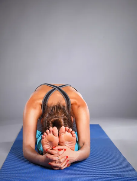 Retrato de chica deportiva haciendo ejercicio de estiramiento de yoga —  Fotos de Stock