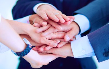 İş adamları kendi elleriyle birlikte bir daire içinde