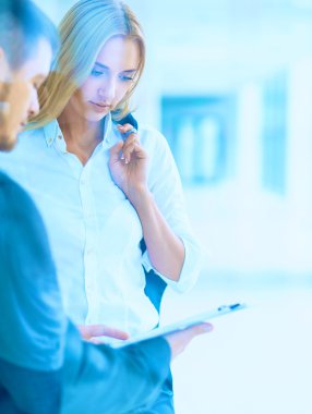 Başarılı iş takım ayakta Office gülümseyen