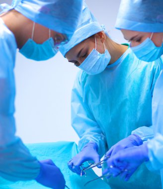 Ekip cerrahı ameliyathanede..