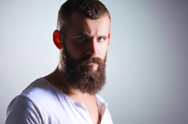 Ayakta, gri arka plan üzerinde izole yakışıklı adam portresi