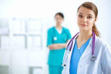 Kadın doktor hastanede dosyayla bekliyor.