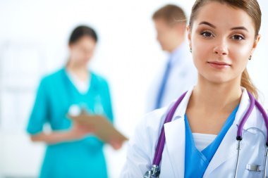 Tıp grubunun önünde çekici bir kadın doktor.
