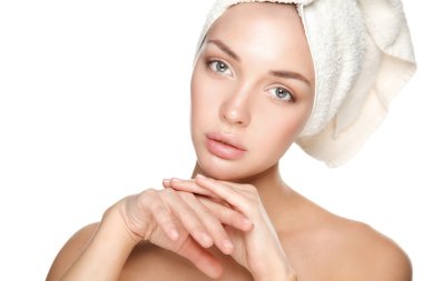 güzel bir kadın başını beyaz zemin üzerine bir havlu ile