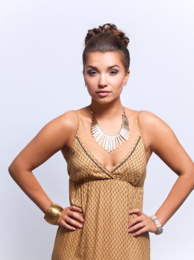 Bizi bekleyen bir bej elbise giyen genç kadın