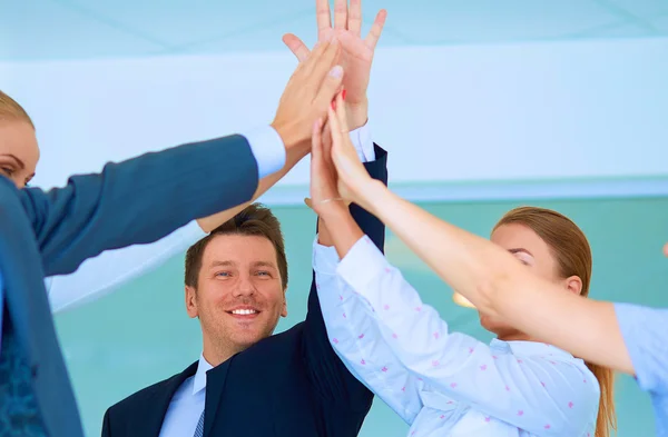 Affärsmän med händerna tillsammans i en cirkel — Stockfoto