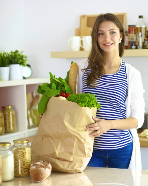 Junge Frau hält Einkaufstüte mit Gemüse — Stockfoto