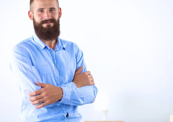 Portret van knappe man staan, geïsoleerd op grijze achtergrond — Stockfoto