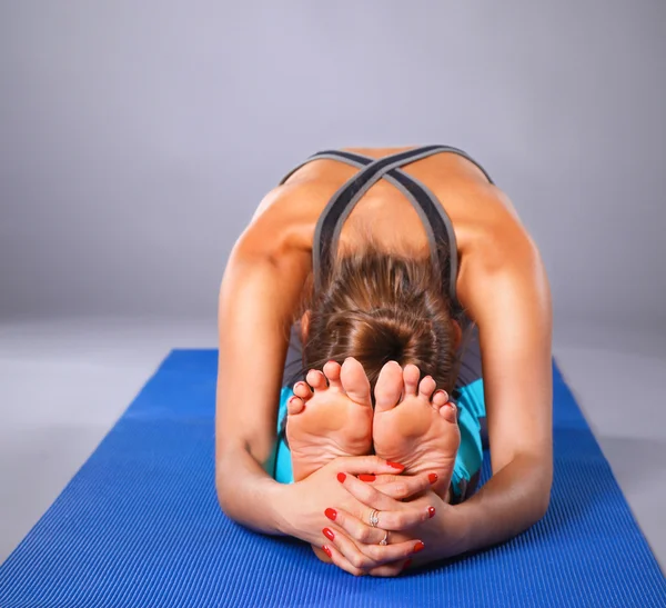 Potret gadis olahraga melakukan latihan yoga peregangan — Stok Foto