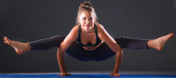 Retrato de chica deportiva haciendo ejercicio de estiramiento de yoga — Foto de Stock