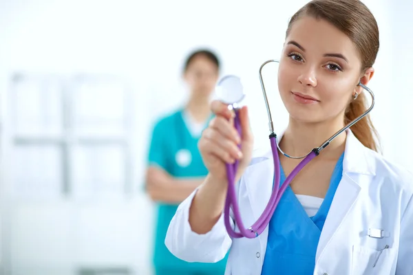 Femme médecin avec un stéthoscope écoute — Photo