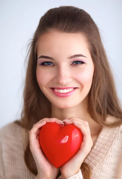 Retrato de una hermosa mujer feliz sosteniendo un corazón símbolo . —  Fotos de Stock